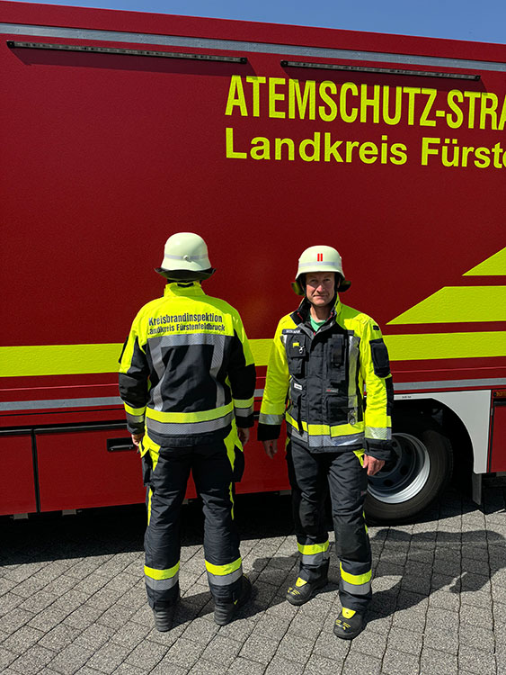 KBM Thomas Wagner und KBM Matthias Sedlmair zeigen die neue Einsatzkleidung der Fa. Texport